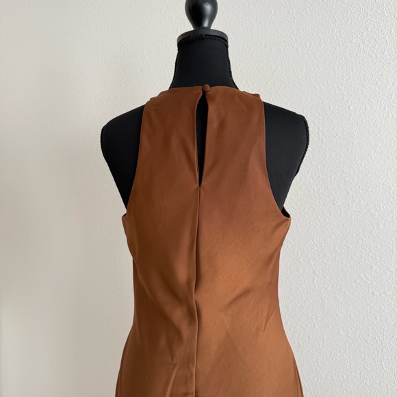 Elegant Brown Sleeveless Dress - Picture 3 of 5